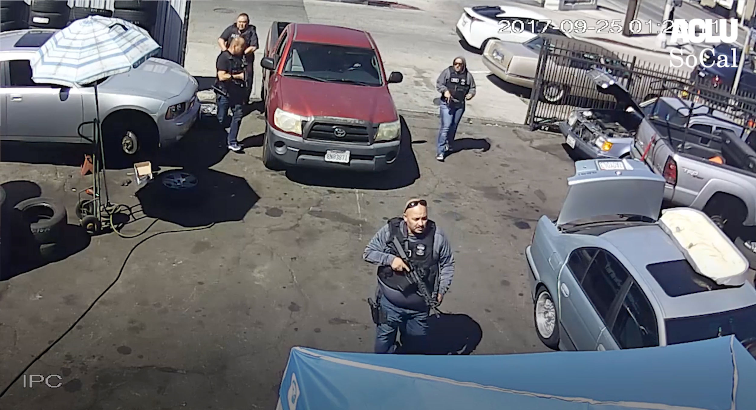 ICE raiding an autoshop with assault weapons ICE raiding an autoshop with assault weapons